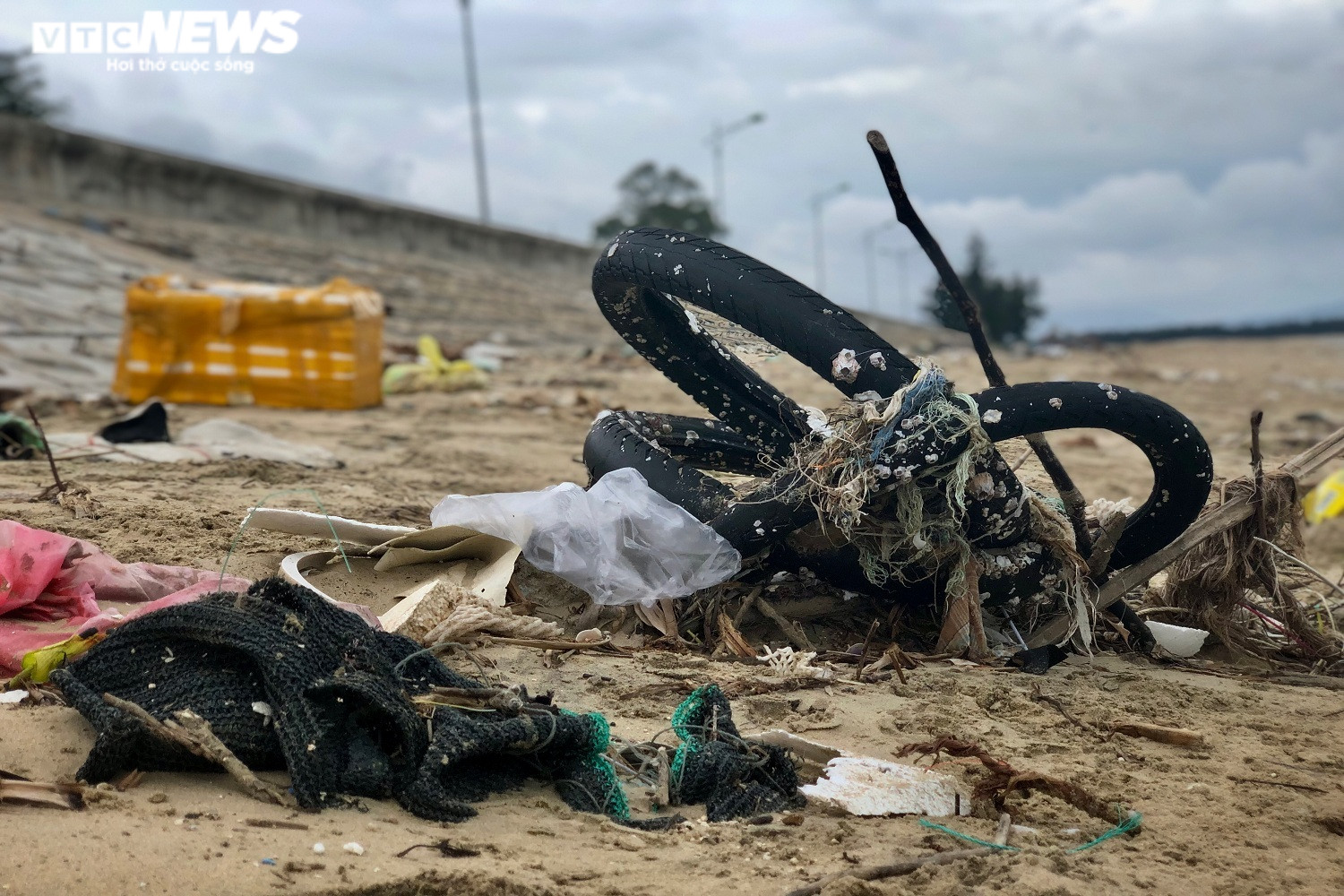 Ảnh: Rác thải nhựa bủa vây hai bờ biển nổi tiếng ở Quảng Bình - 8