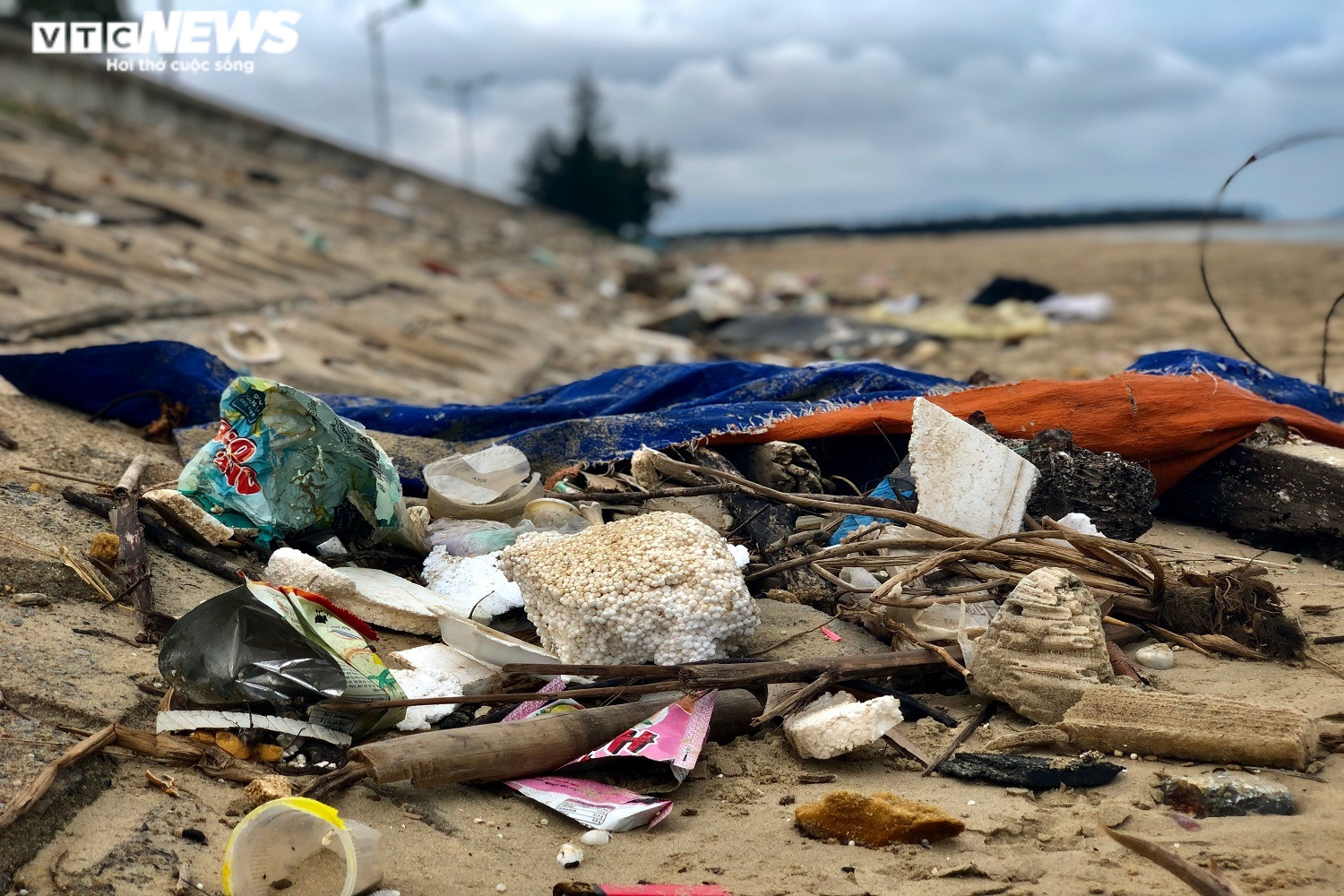 Ảnh: Rác thải nhựa bủa vây hai bờ biển nổi tiếng ở Quảng Bình - 9