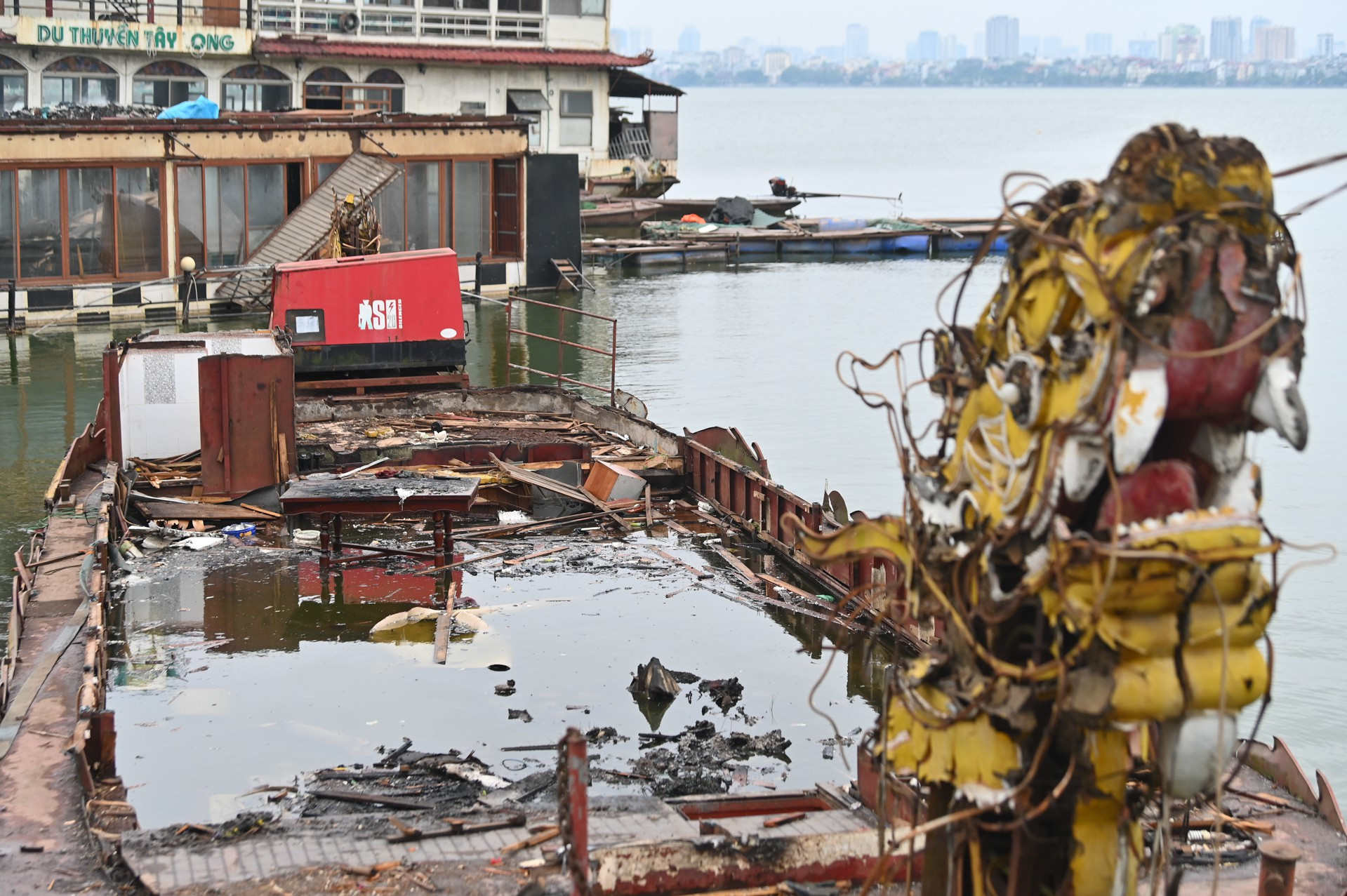 Ảnh: Tháo dỡ du thuyền tiền tỷ bỏ hoang nhiều năm ở Hồ Tây - 10