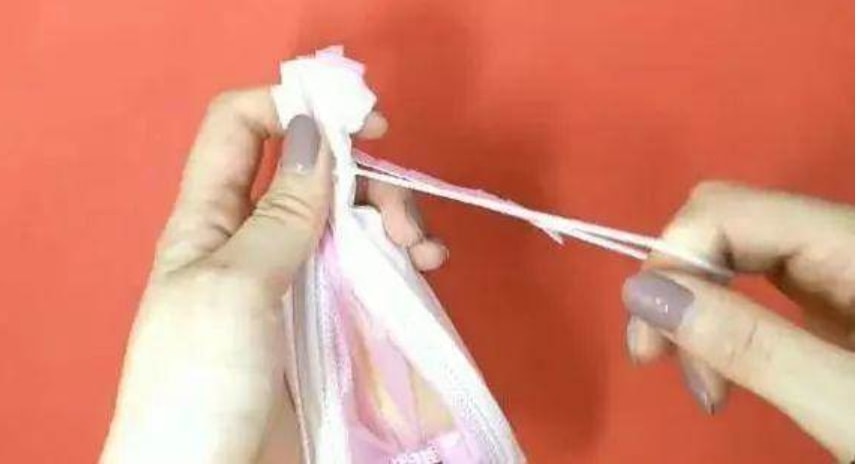 Dùng kéo cắt một phần của chiếc khẩu trang y tế rồi bỏ vào nhà vệ sinh, có thể giải quyết được nhiều rắc rối trong gia đình-3