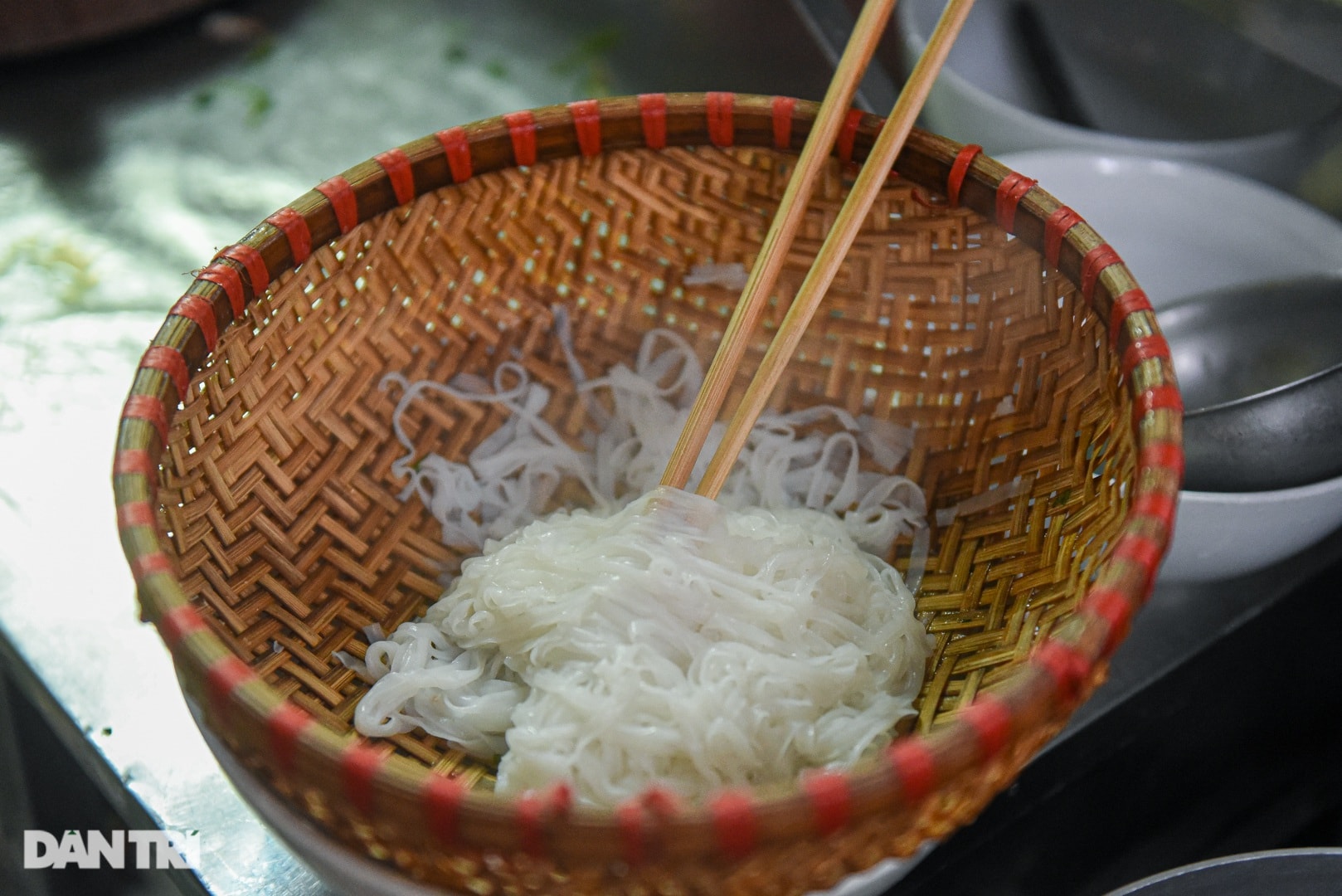 Quán phở lạ đời ở Hà Nội: 40 năm tuyệt đối không dùng chanh, quất - 4