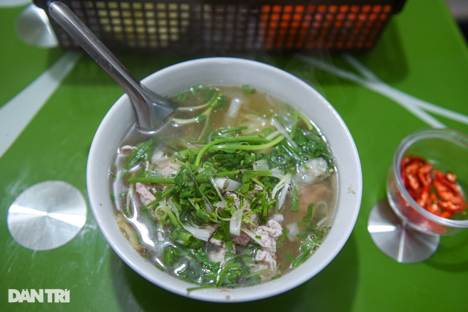 Quán phở lạ đời ở Hà Nội: 40 năm tuyệt đối không dùng chanh, quất - 9 Quán phở lạ đời ở Hà Nội: 40 năm tuyệt đối không dùng chanh, quất - 9