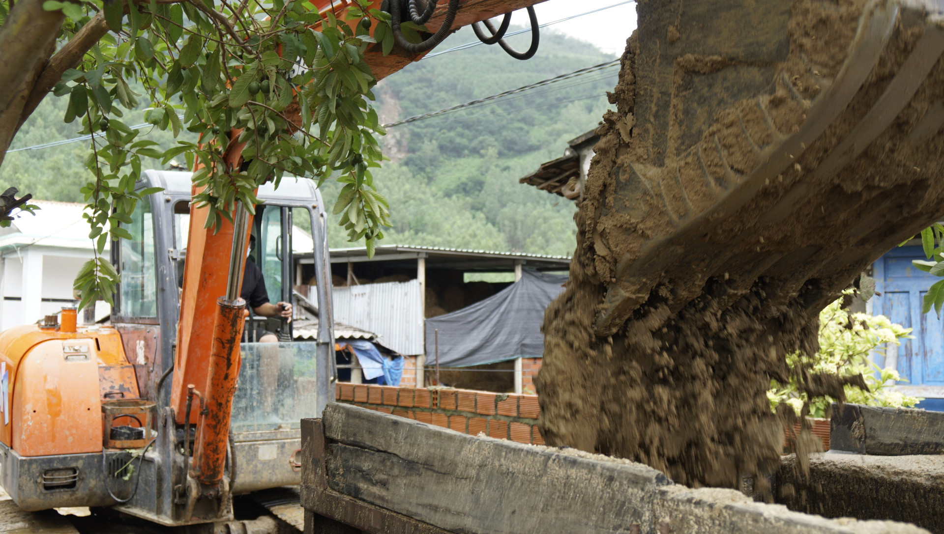 Người dân Bình Định oằn mình dọn bùn tràn vào nhà sau sự cố lở núi Cấm