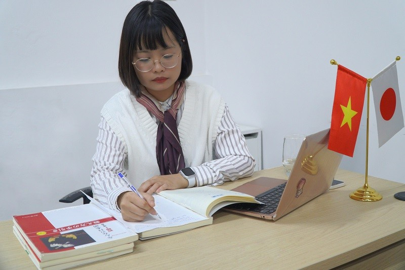 Giảng viên Thu Hà luôn thể hiện tác phong nghiêm túc và chuyên nghiệp trên giảng đường Đại học