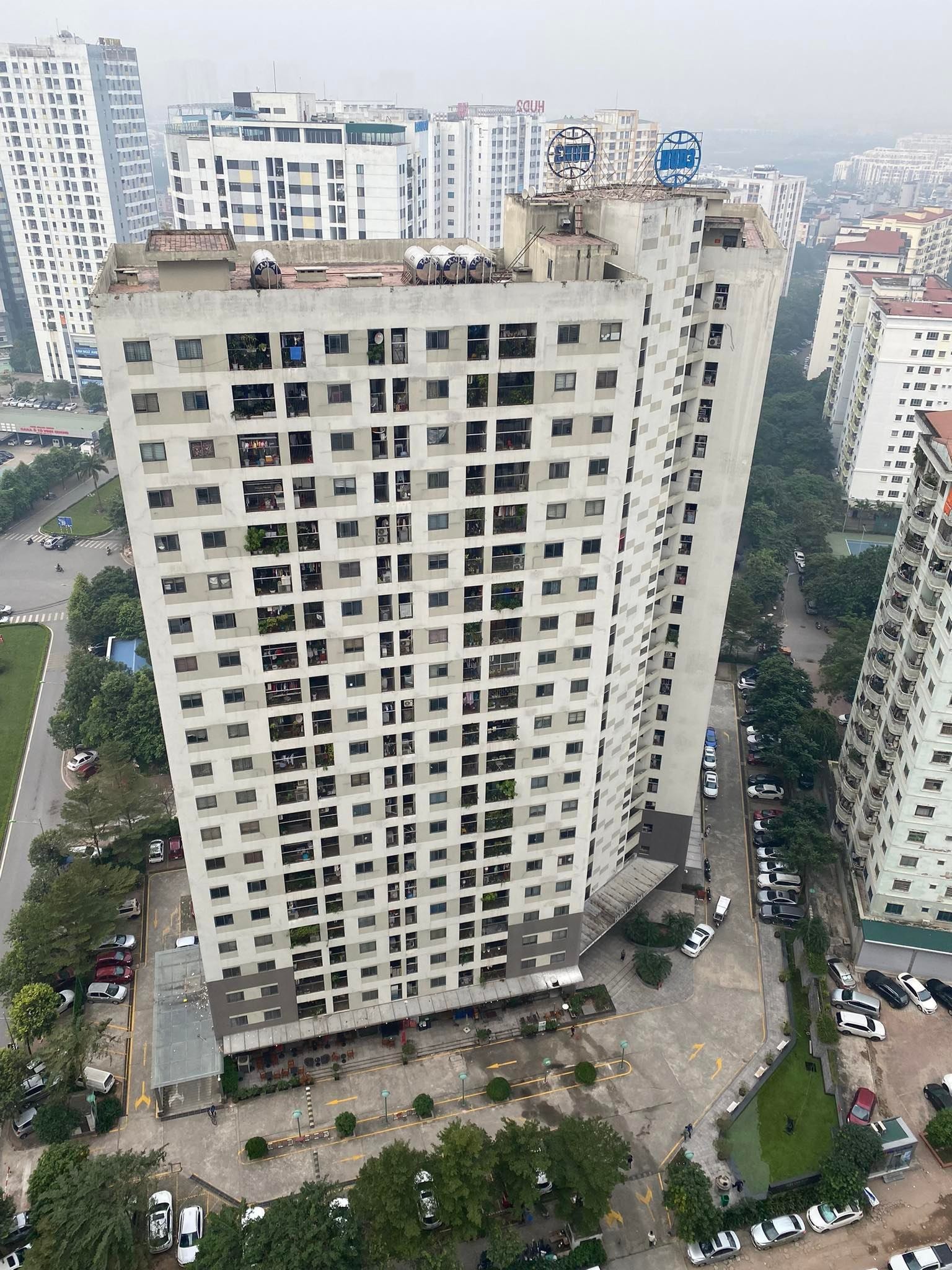 Người đàn ông rơi từ tầng 12 chung cư Linh Đàm, xuyên thủng mái quán cà phê - 3 Người đàn ông rơi từ tầng 12 chung cư Linh Đàm, xuyên thủng mái quán cà phê - 3