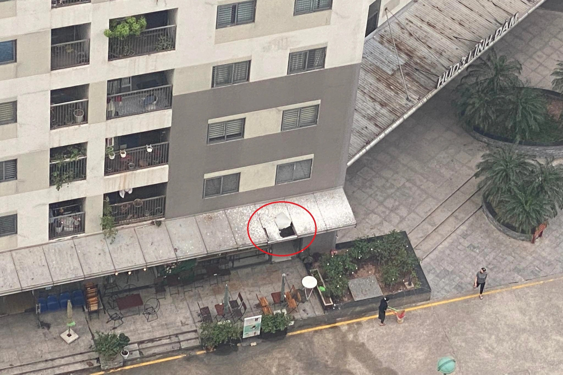 Người đàn ông rơi từ tầng 12 chung cư Linh Đàm, xuyên thủng mái quán cà phê - 2