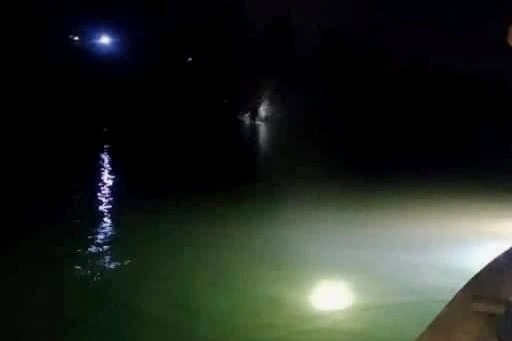 Bé trai 2 tuổi được tìm thấy tử vong dưới sông sau nhiều giờ mất tích - 1 Bé trai 2 tuổi được tìm thấy tử vong dưới sông sau nhiều giờ mất tích - 1
