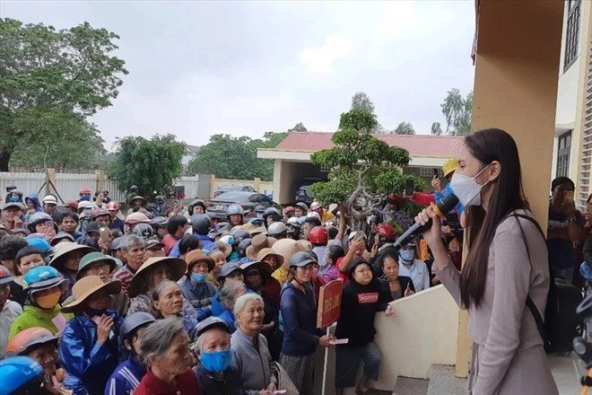 Ca sĩ Thủy Tiên làm từ thiện tại Quảng Trị: Bất ngờ số tiền sau rà soát - 1