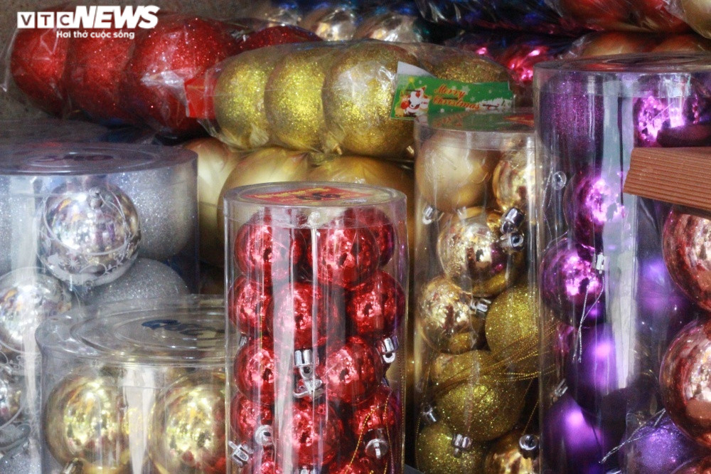 Chợ bán đồ trang trí Giáng sinh tại TP.HCM ảm đạm, chủ tiệm thở dài vì bán ế - 10