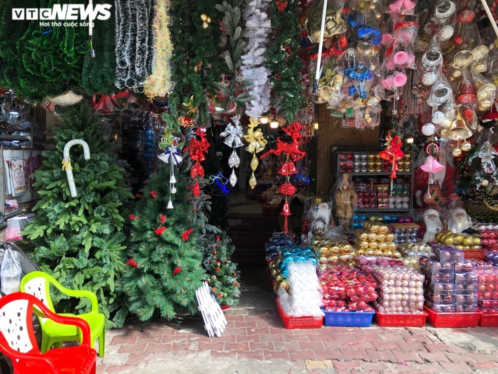 Chợ bán đồ trang trí Giáng sinh tại TP.HCM ảm đạm, chủ tiệm thở dài vì bán ế - 3
