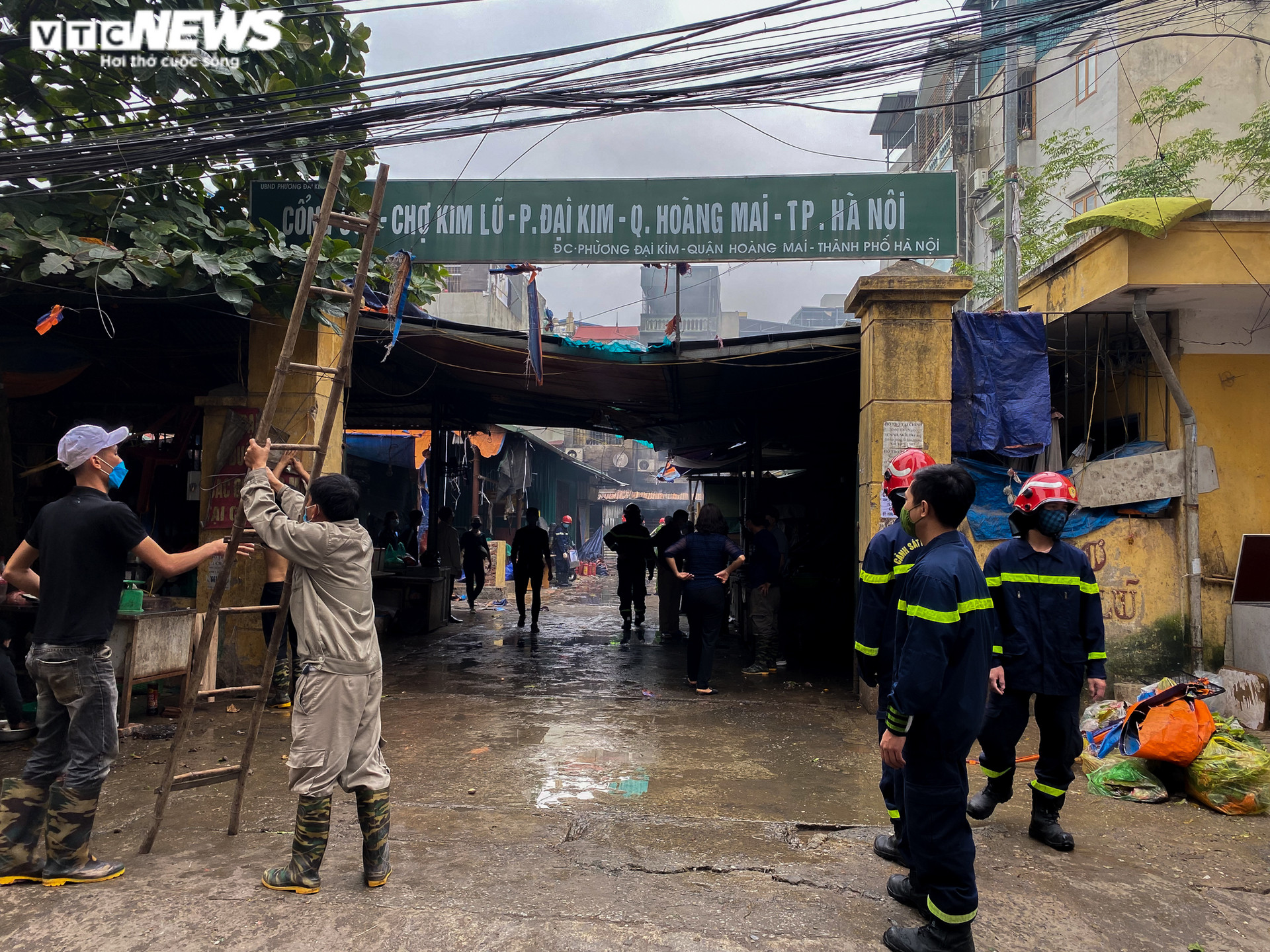 Hà Nội: Cháy kho chứa điều hòa trong chợ Kim Lũ, tiểu thương bê đồ tháo chạy - 1
