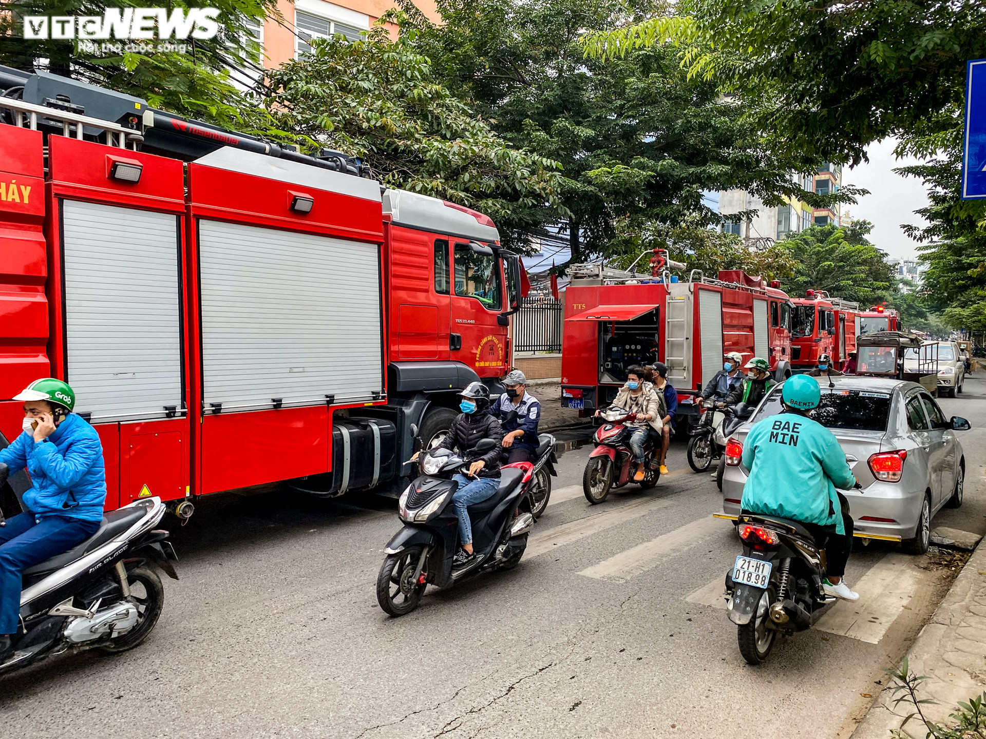Hà Nội: Cháy kho chứa điều hòa trong chợ Kim Lũ, tiểu thương bê đồ tháo chạy - 2