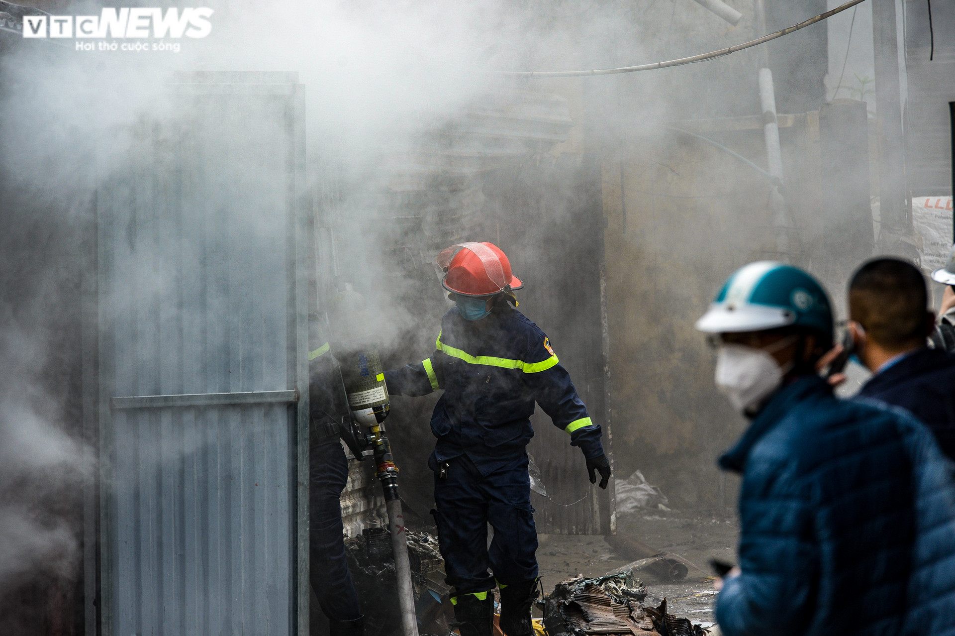 Hà Nội: Cháy kho chứa điều hòa trong chợ Kim Lũ, tiểu thương bê đồ tháo chạy - 8