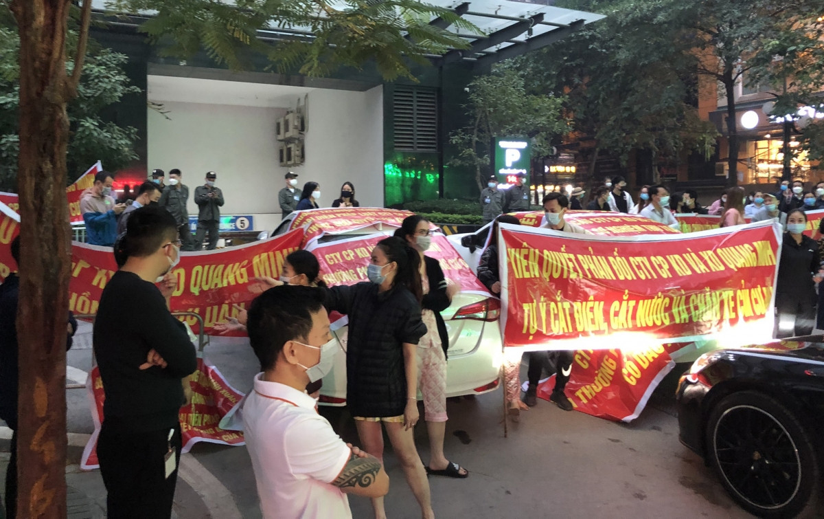 Hà Nội: Cư dân chung cư Stellar Garden bị cắt nước, chặn xe gây náo loạn - 1