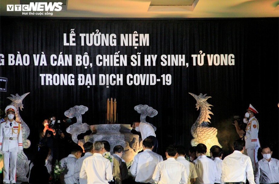 Tưởng niệm đồng bào tử vong và cán bộ, chiến sĩ hy sinh vì COVID-19 - 1