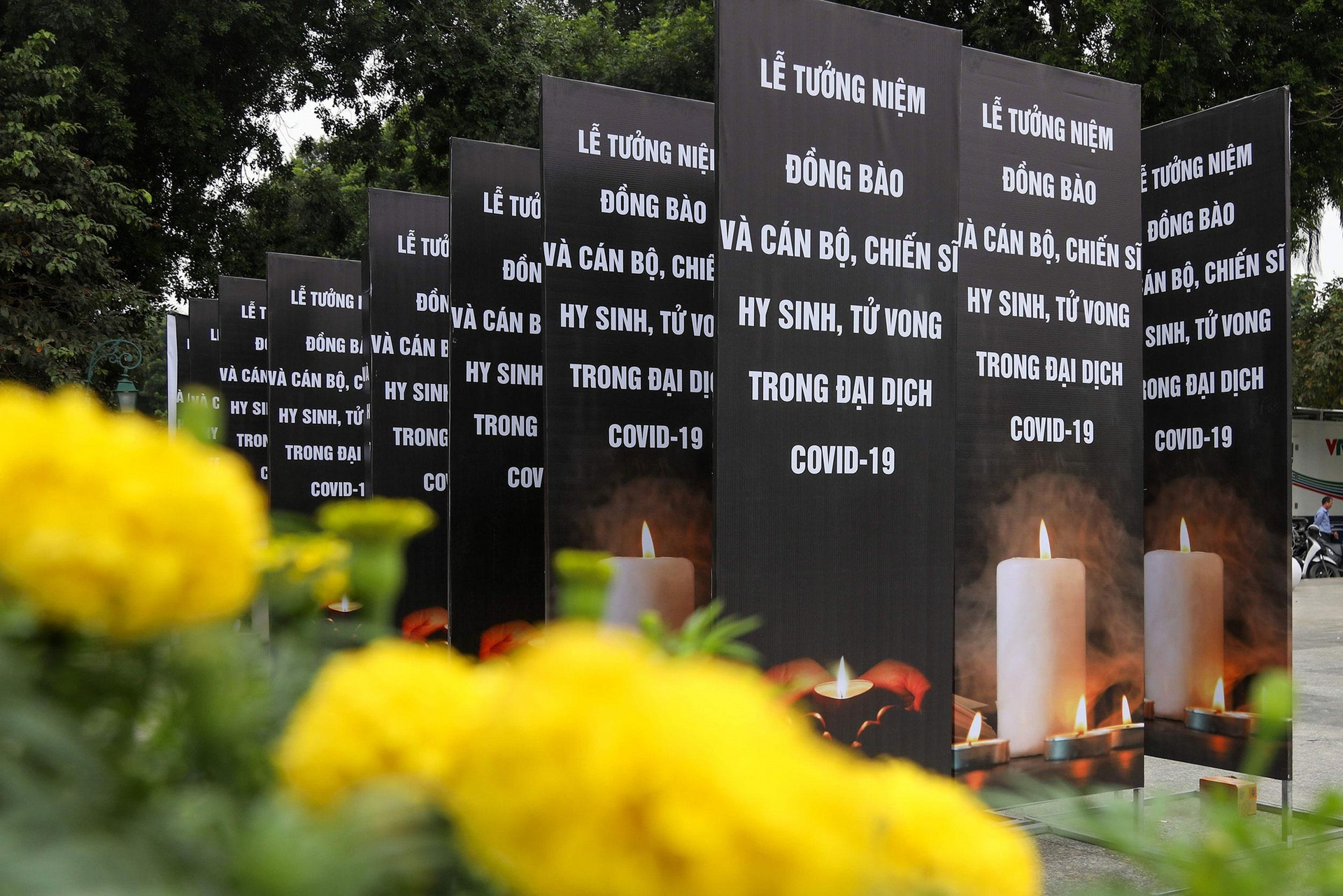 Tưởng nhớ hơn 23.000 người đã mất vì COVID-19: Nhắc nhở nỗi đau và trách nhiệm - 1