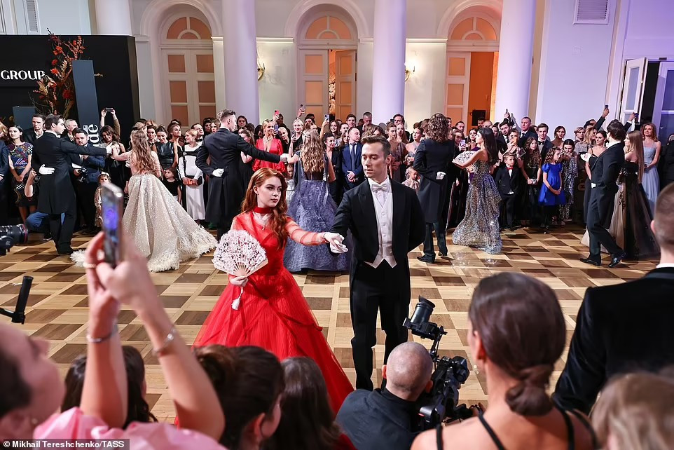 Ảnh: Dạ tiệc trưởng thành của con gái các gia tộc giàu nhất nước Nga - 12