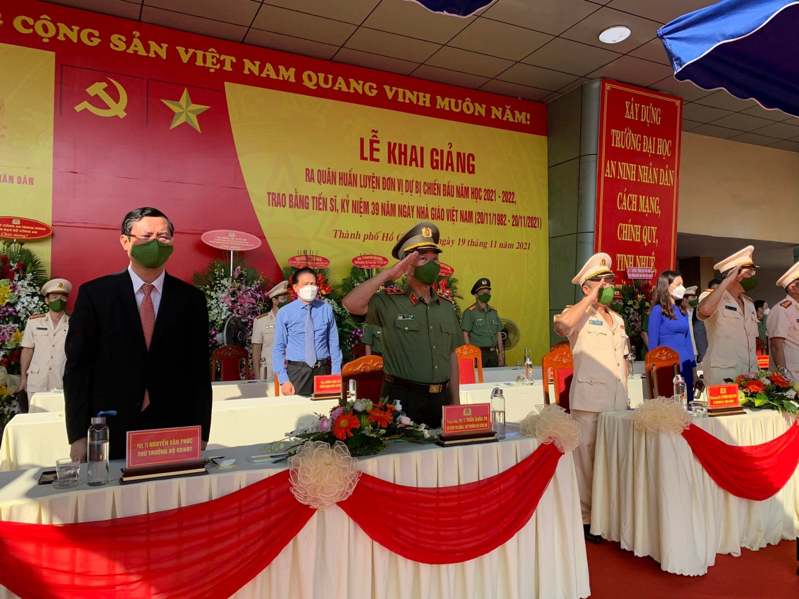 Thứ trưởng Bộ GD&ĐT Nguyễn Văn Phúc (bìa trái) tham dự lễ khai giảng và kỉ niệm 39 năm Ngày Nhà giáo Việt Nam tại Trường Đại học An ninh Nhân dân