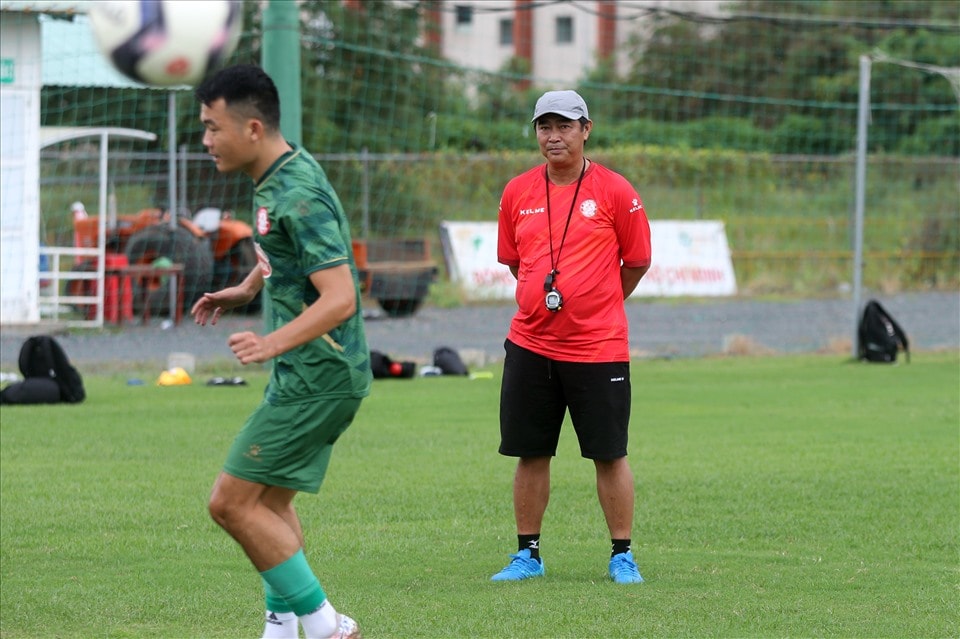 Huấn luyện viên Trần Minh Chiến đặt niềm tin vào Hoàng Thịnh. Ảnh: Thanh Vũ