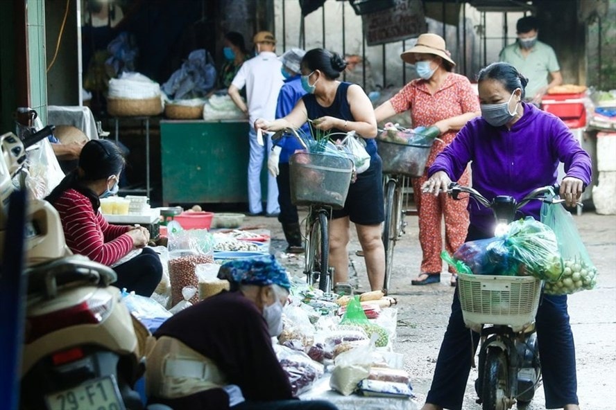 Ghé chợ mua rau đã hết gần 200.000 đồng, bà nội trợ TP.HCM 'méo mặt'