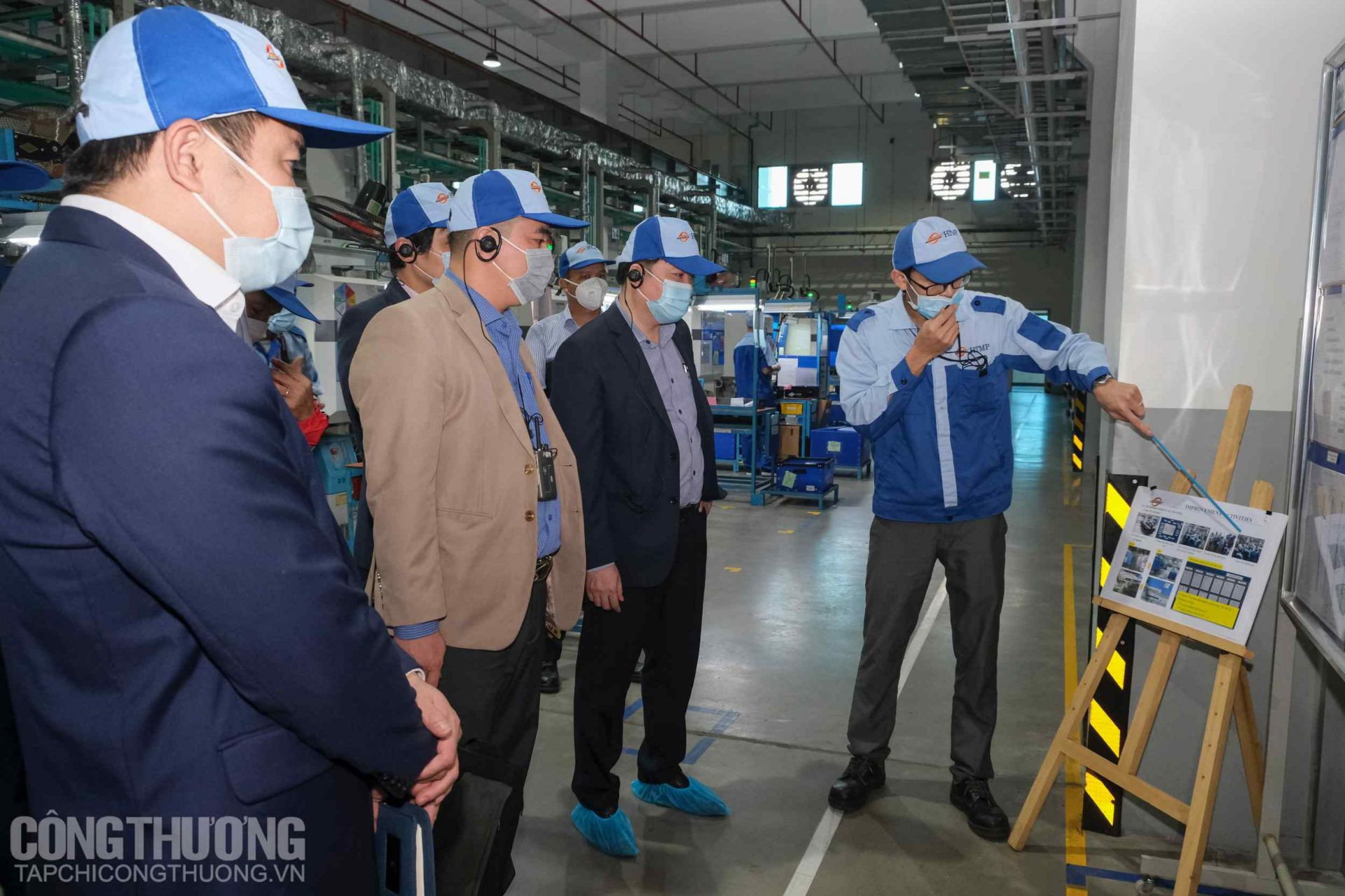 Đại diện Cục Công nghiệp, Toyota Việt Nam và các doanh nghiệp phụ trợ tham quan nhà máy Công ty Cơ khí HTMP Việt Nam