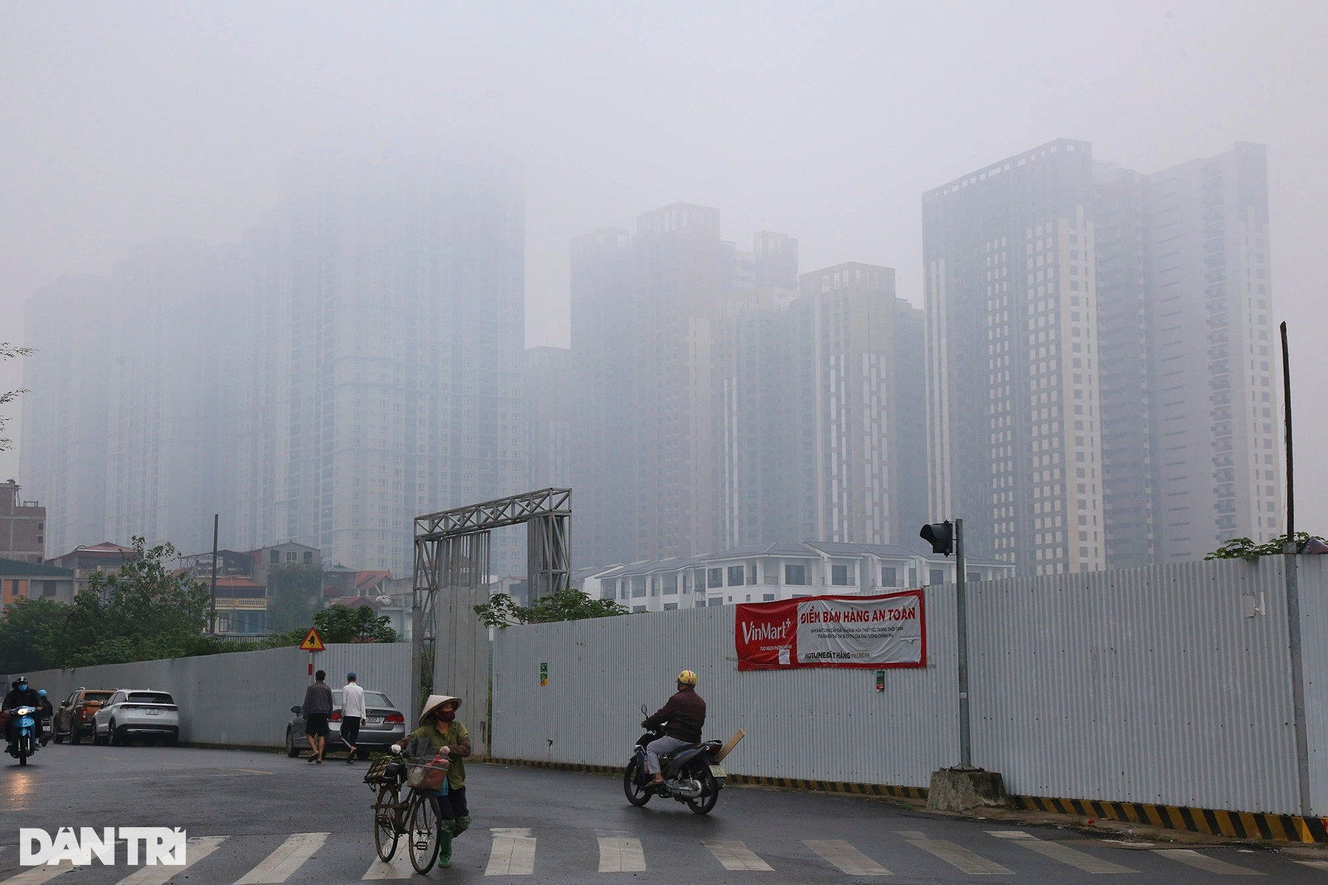 Mưa rét, sương mù bao phủ dày đặc Hà Nội ngày cuối tuần - 10