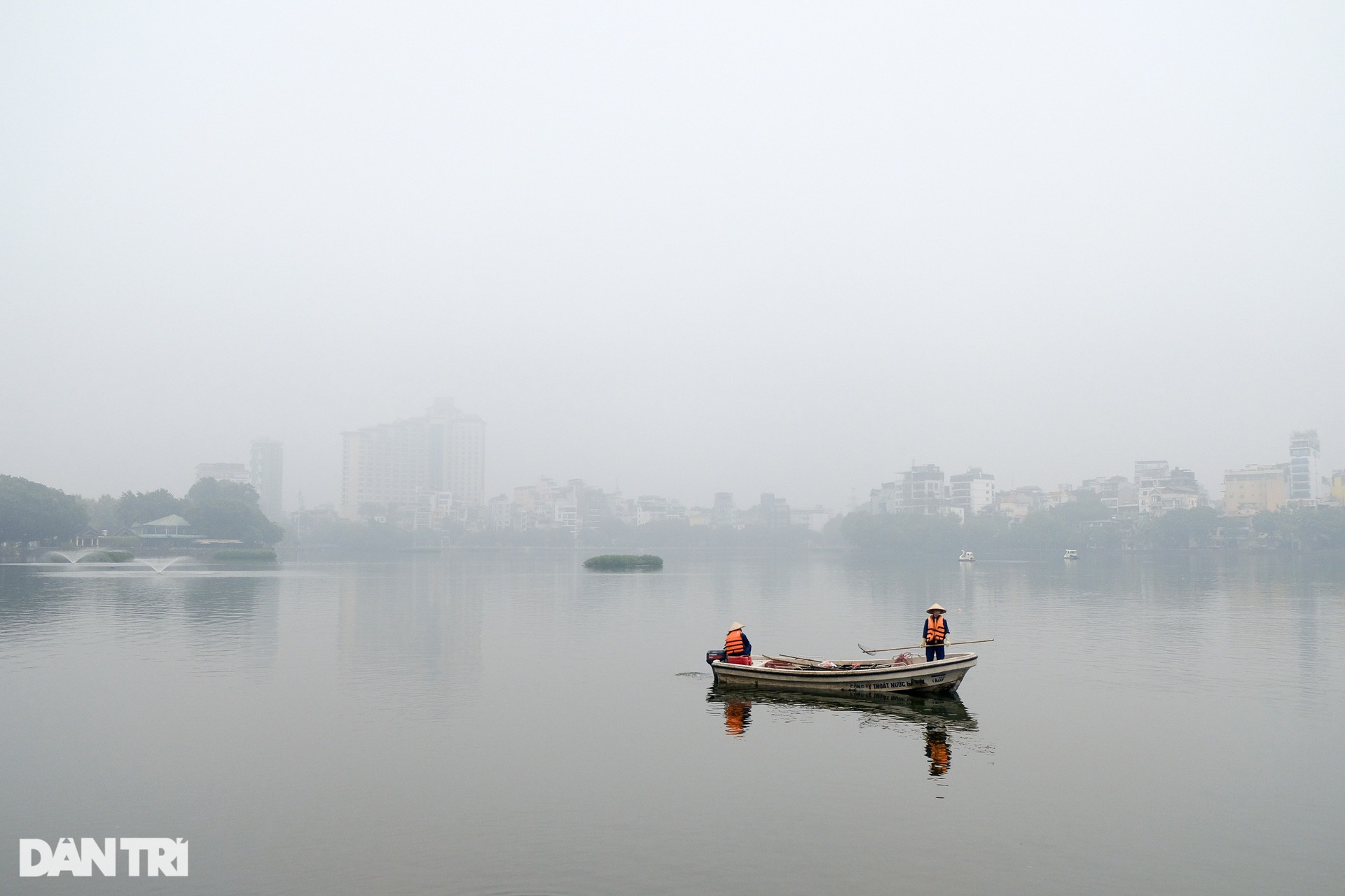 Mưa rét, sương mù bao phủ dày đặc Hà Nội ngày cuối tuần - 5
