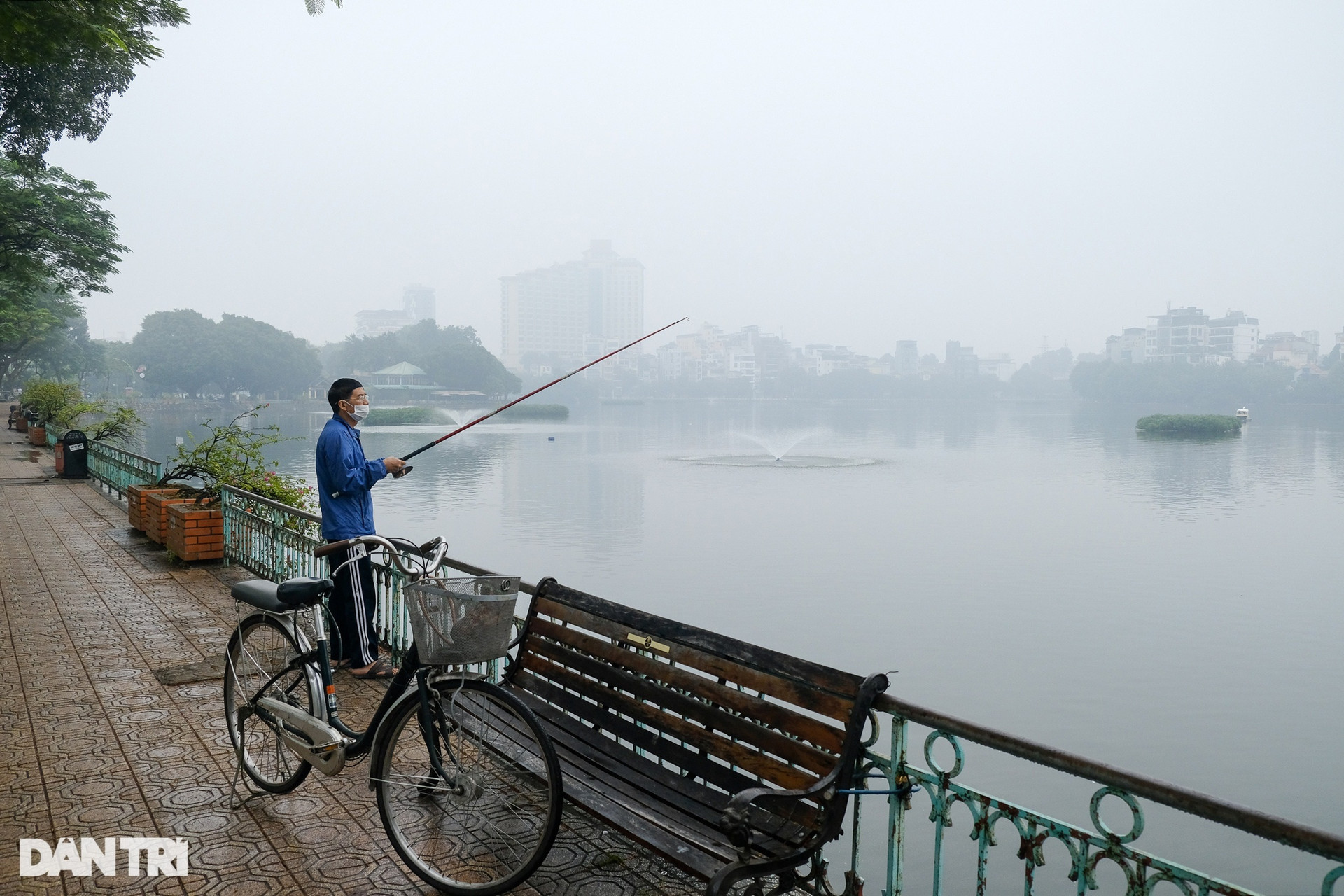 Mưa rét, sương mù bao phủ dày đặc Hà Nội ngày cuối tuần - 7