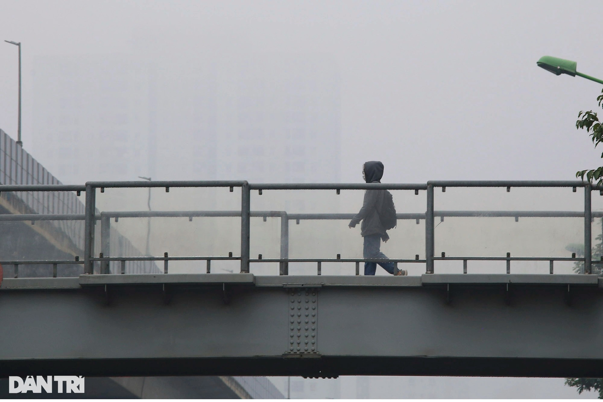 Mưa rét, sương mù bao phủ dày đặc Hà Nội ngày cuối tuần - 13