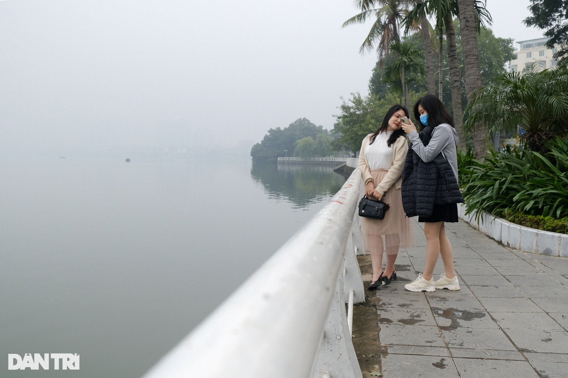 Mưa rét, sương mù bao phủ dày đặc Hà Nội ngày cuối tuần - 8
