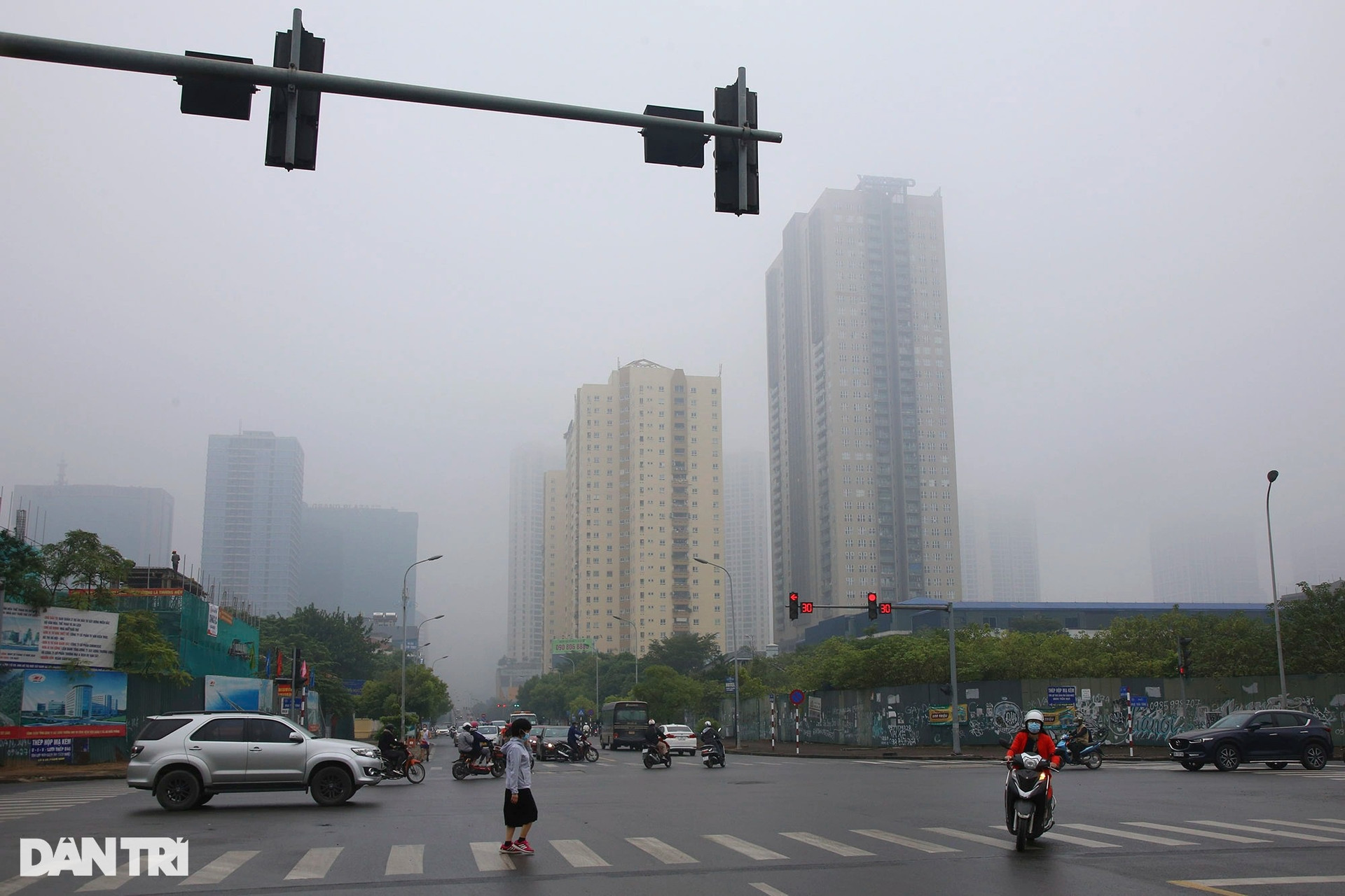 Mưa rét, sương mù bao phủ dày đặc Hà Nội ngày cuối tuần - 14