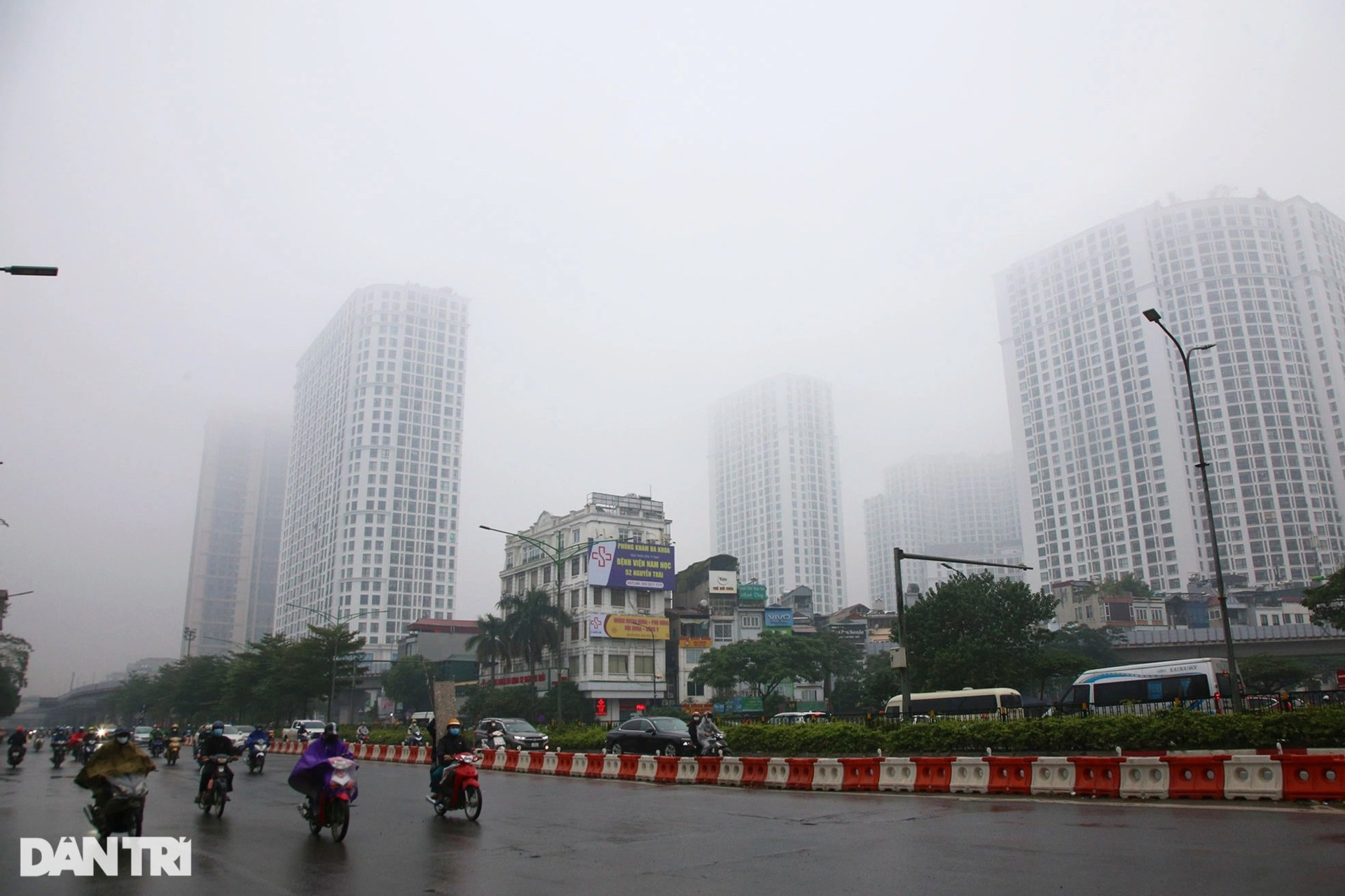 Mưa rét, sương mù bao phủ dày đặc Hà Nội ngày cuối tuần - 16