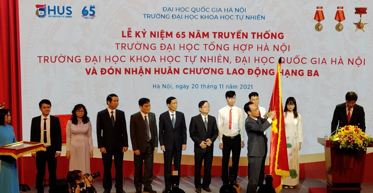 Thứ trưởng Hoàng Minh Sơn thừa ủy quyền của Thủ tướng Chính phủ gắn Huân chương Lao động hạng Ba lên lá cờ truyền thống của Trường ĐH Khoa học Tự nhiên, ĐHQG Hà Nội.