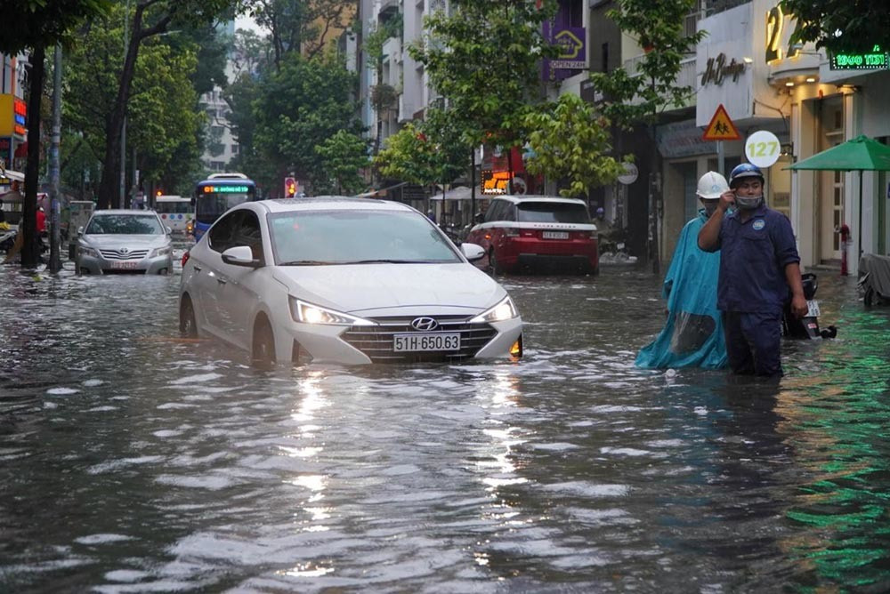 Mưa to kết hợp triều cường, đường phố giữa trung tâm Sài Gòn ngập nặng