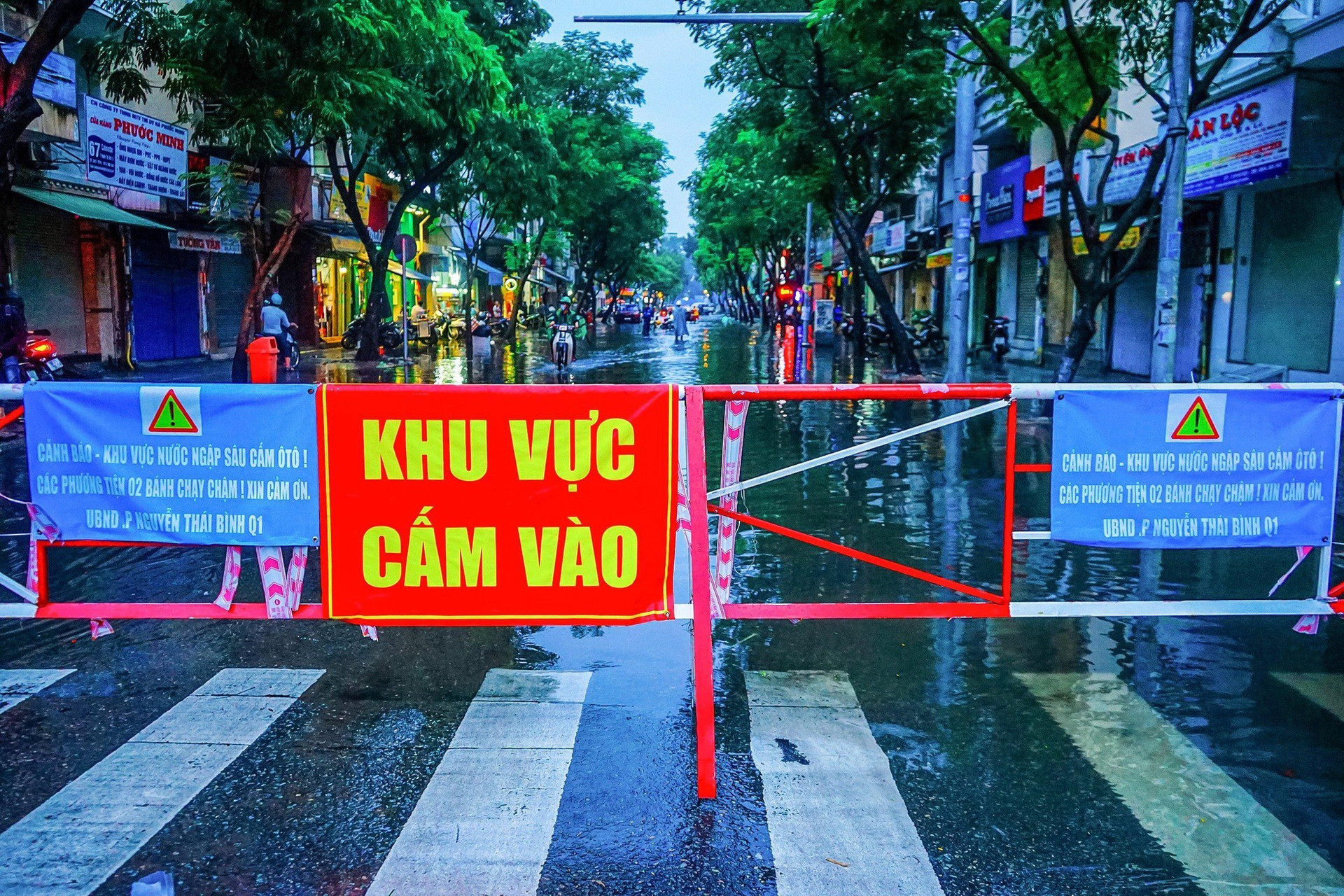 Mưa to kết hợp triều cường, đường phố giữa trung tâm Sài Gòn ngập nặng