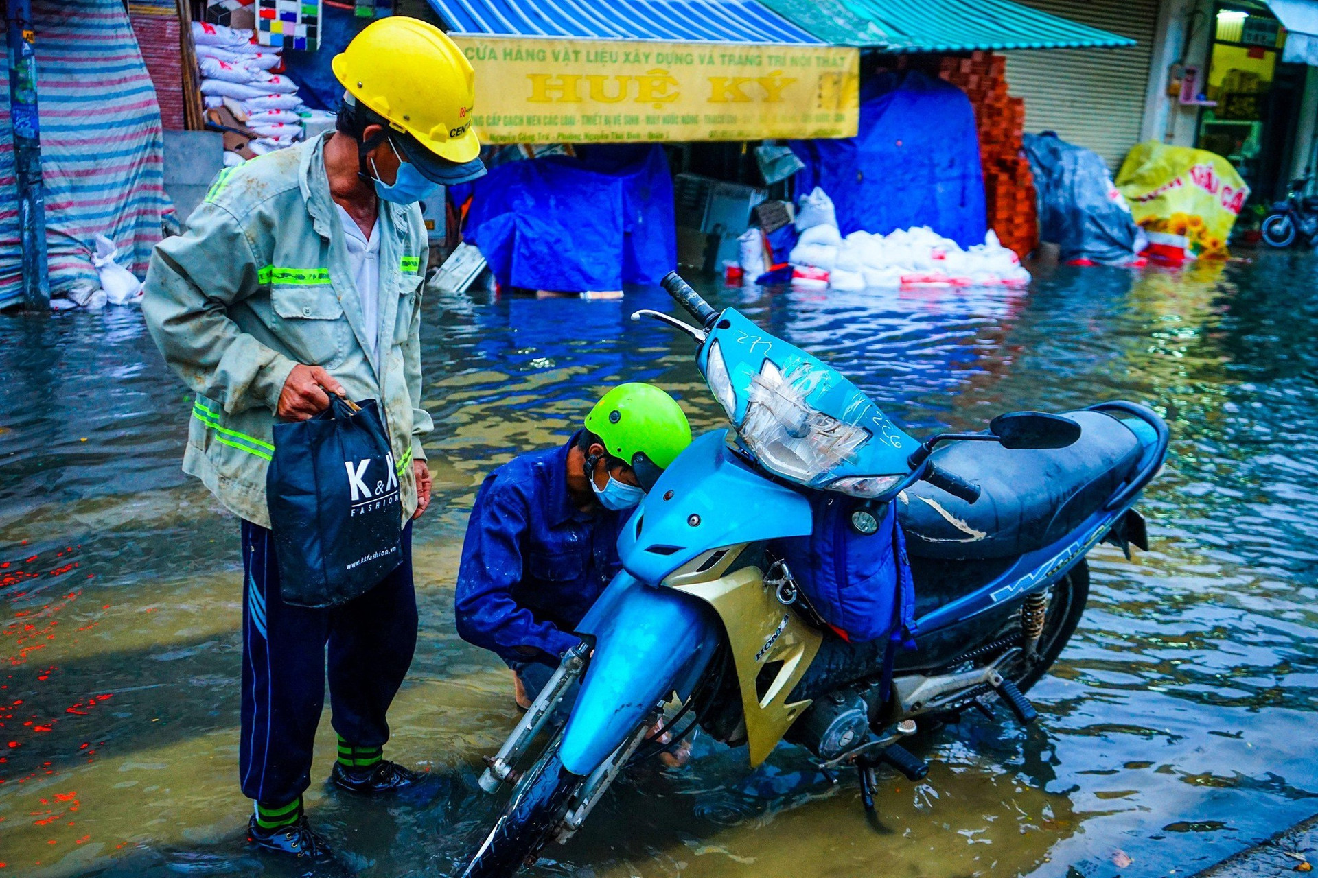 Mưa to kết hợp triều cường, đường phố giữa trung tâm Sài Gòn ngập nặng