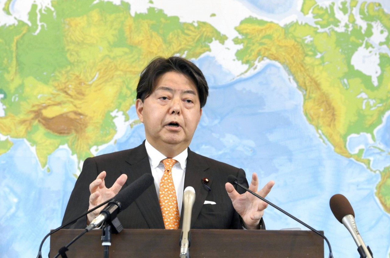 (11.21) Ngoại trưởng Nhật Bản Hayashi Yoshimasa nói về lời mời của người đồng cấp Trung Quốc Vương Nghị. (Nguồn: The Japan Times)