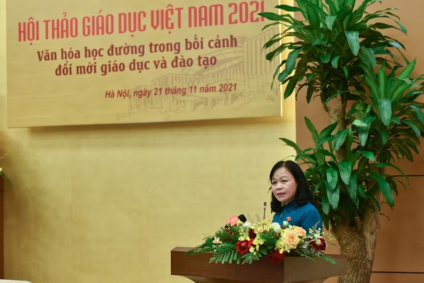 Bà Nguyễn Thị Mai Hoa, Phó Chủ nhiệm Ủy ban Văn hóa, Giáo dục của Quốc hội phát biểu tại hội thảo.