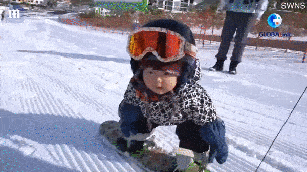 Kinh ngạc khả năng trượt tuyết tuyệt vời của cô bé 11 tháng tuổi
