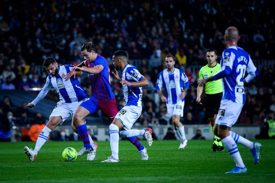 HLV Xavi ra mắt, Barcelona thắng giải hạn