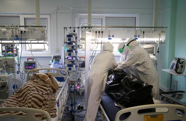 Các chuyên gia y tế đặt thi thể của một bệnh nhân Covid-19 vào túi tại một bệnh viện địa phương ở thị trấn Kalach-on-Don, Vùng Volgograd, Nga, ngày 14/11. Ngày 20/11, số ca tử vong do Covid-19 tại quốc gia châu Âu lại ghi nhận mức kỷ lục với 1.254 trường 