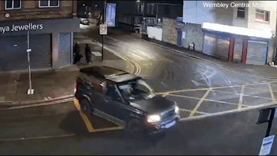 Trộm dùng Range Rover tấn công 1 cửa hàng đồ trang sức trong đêm
