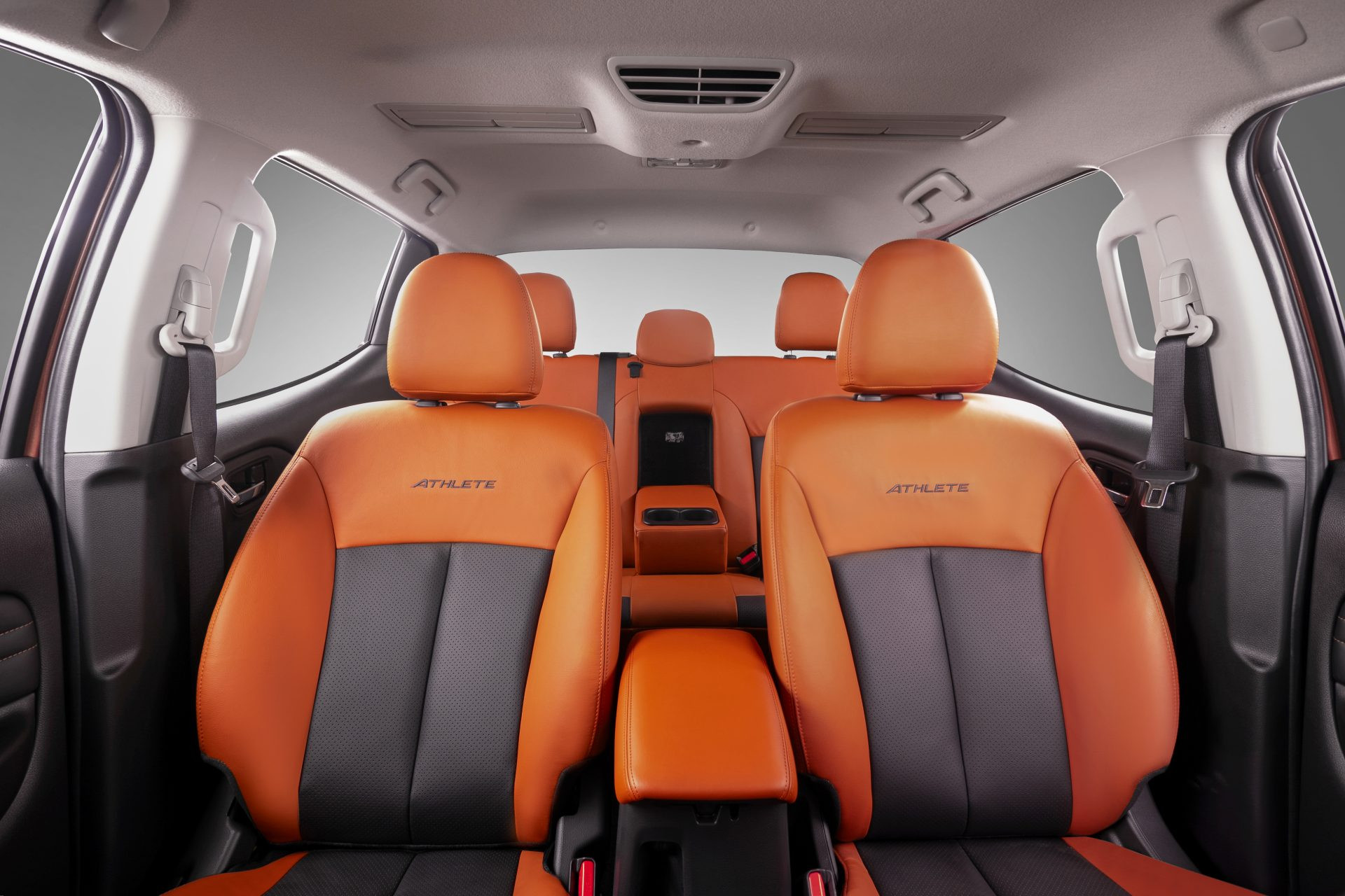 Nội thất xe Mitsubishi Triton Athlete có 2 tông màu cam - đen