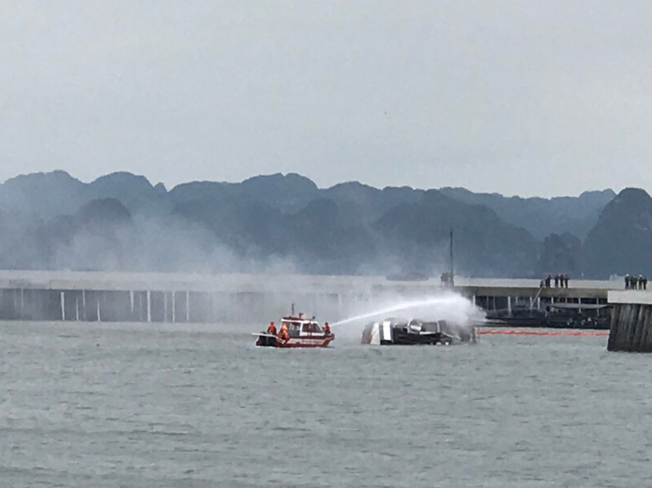 Hai tàu du lịch cháy dữ dội trên biển Hạ Long - 2