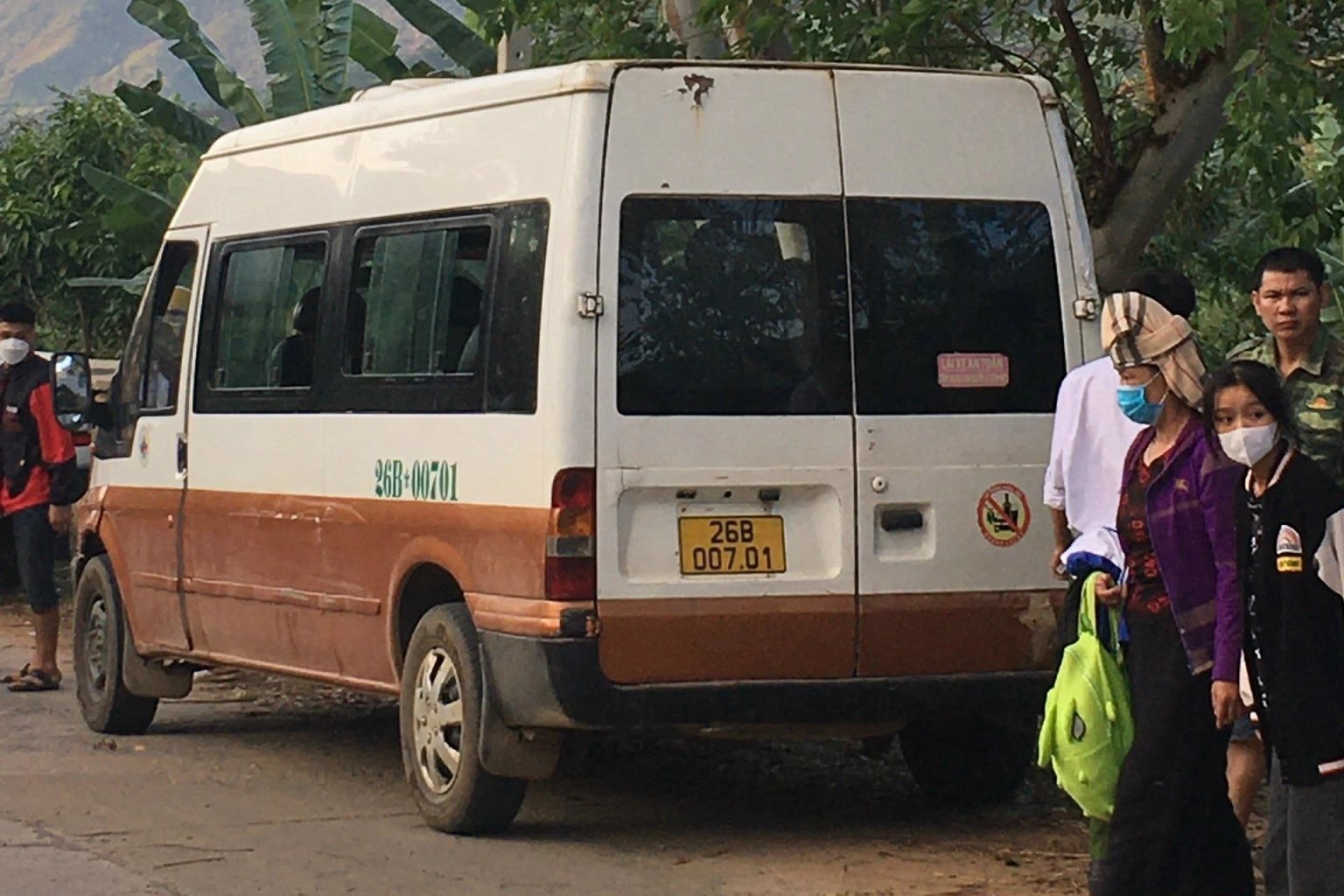 Xe đưa đón học sinh rơi cửa, 3 em văng ra ngoài, một em tử vong - 2