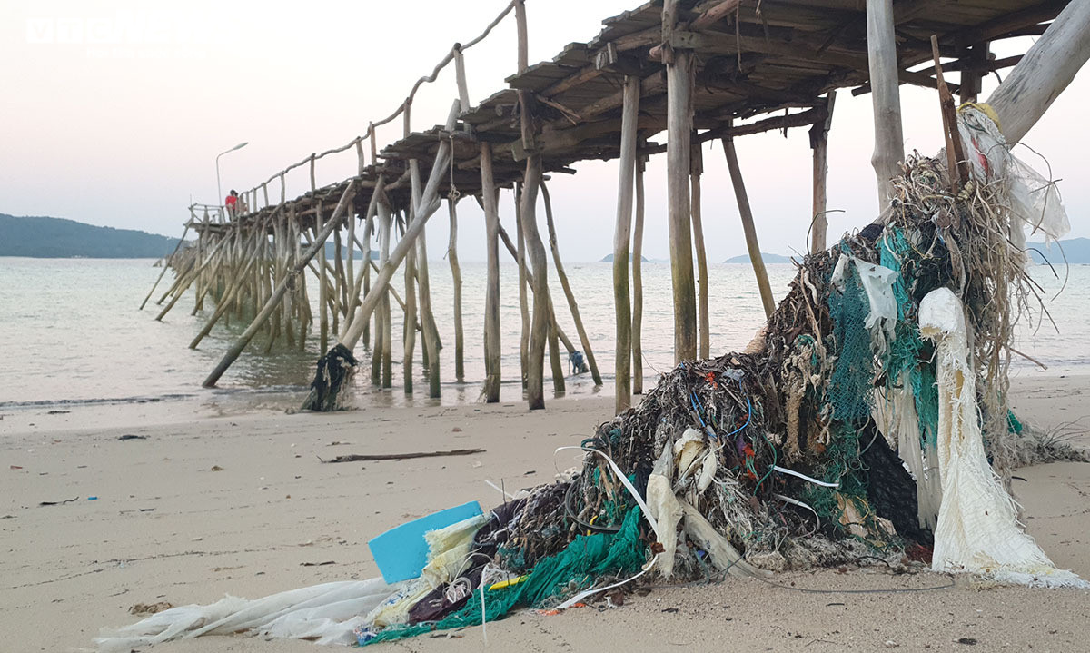 Ảnh: Bãi biển Cô Tô thơ mộng bị rác thải đại dương bao vây tứ bề - 1