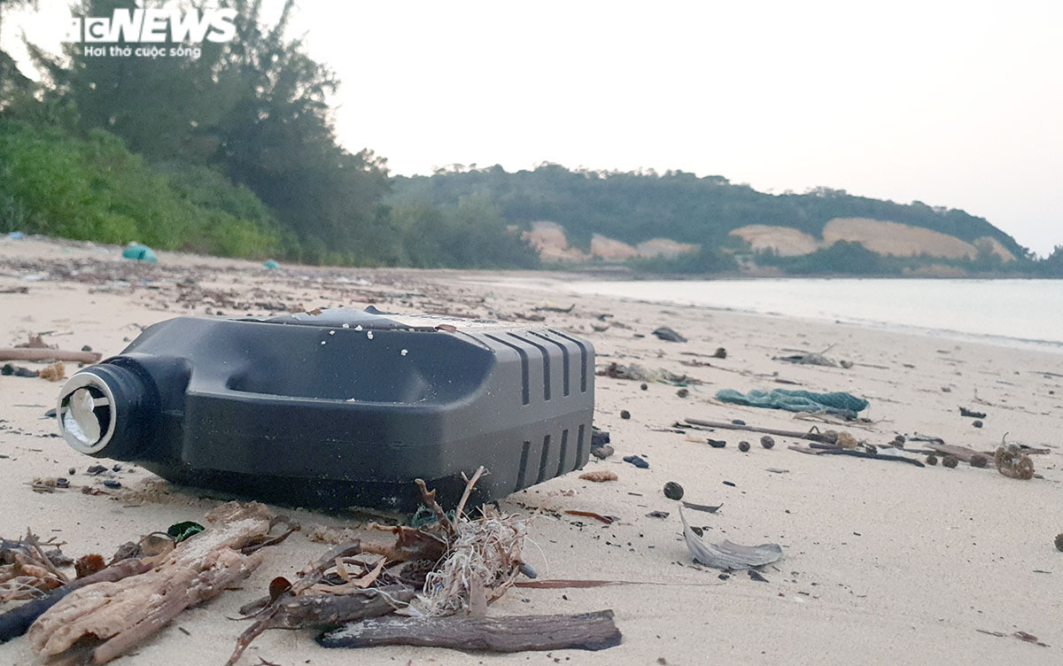Ảnh: Bãi biển Cô Tô thơ mộng bị rác thải đại dương bao vây tứ bề - 11