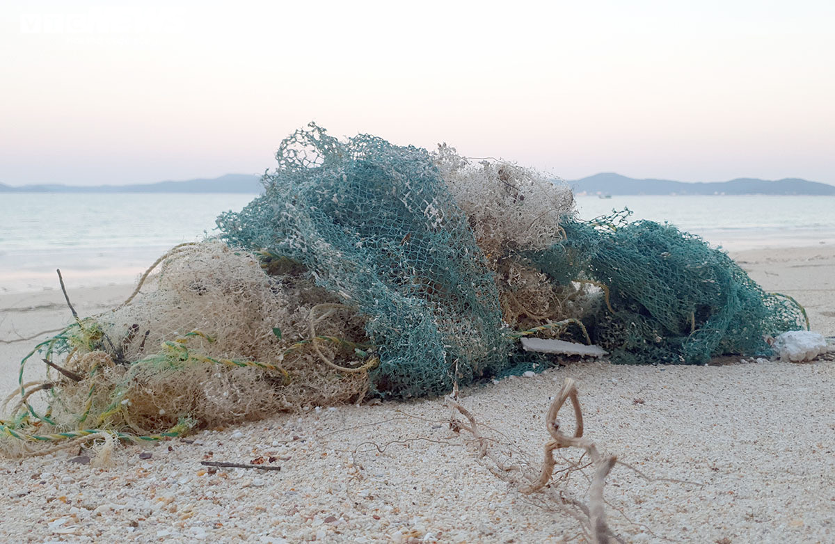 Ảnh: Bãi biển Cô Tô thơ mộng bị rác thải đại dương bao vây tứ bề - 18