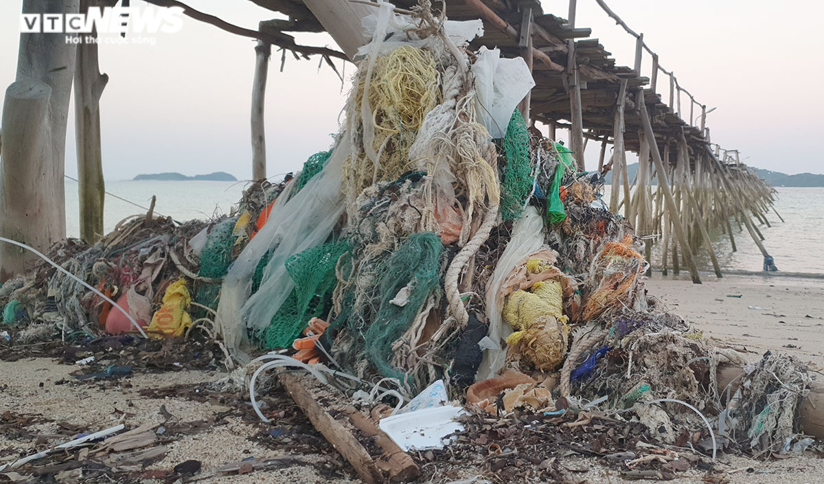 Ảnh: Bãi biển Cô Tô thơ mộng bị rác thải đại dương bao vây tứ bề - 2