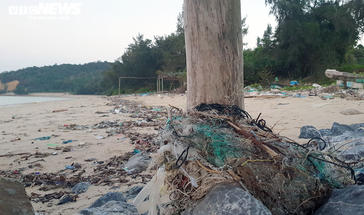 Ảnh: Bãi biển Cô Tô thơ mộng bị rác thải đại dương bao vây tứ bề - 4